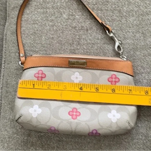 COACH Peyton Signature Clover Medium Wristlet. L - Picture 5 of 5